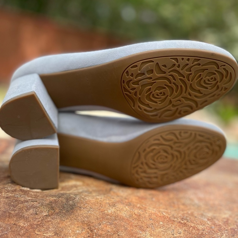 Taryn Rose Light Gray Heels - Picture 4 of 13
